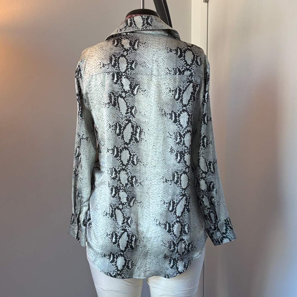Missguided Snake Print Button-Down Shirt in Black and White - Picture 6 of 8